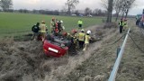 Groźnie na drodze! W gminie Chełmno dachował samochód. Zdjęcia