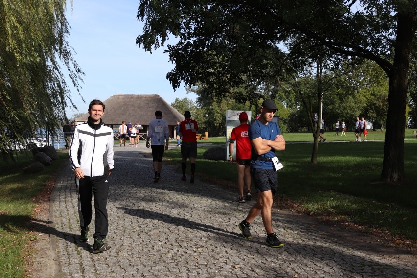 Biegacze i biegaczki na 42. Biegu Lechitów w Gnieźnie