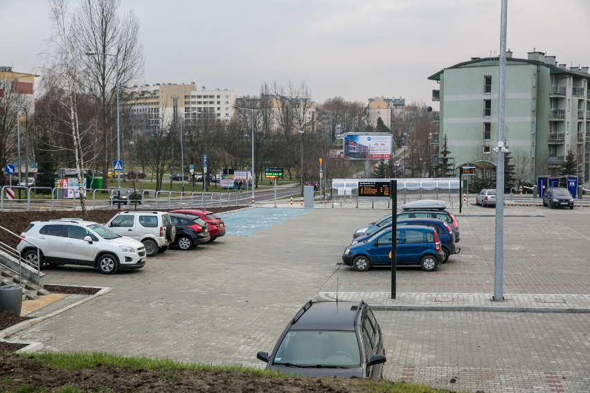 Parking park&ride w Kurdwanowie otwarto przed świętami. Na...