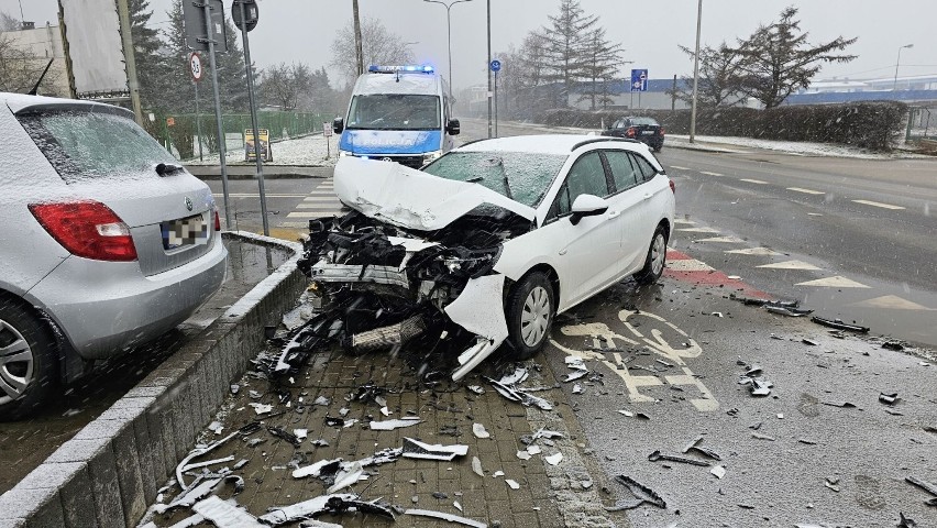 Wypadek na Wrzosowej w Kielcach. Trudne warunki na drogach. Zobacz zdjęcia