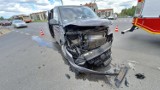 Kolizja na wrocławskim Jagodnie: Bus zderzył się z samochodem dostawczym