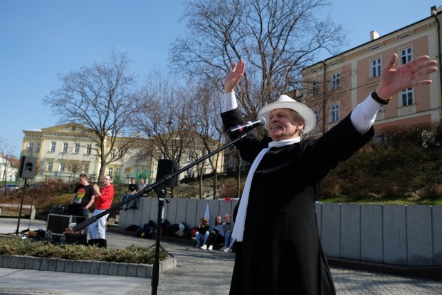 W niedzielę na Placu Niepodległości w Przemyślu, odbył się Wielkanocny Taniec Uwielbienia. Organizatorem wydarzenia była Diakonia Tańca Uwielbienia archidiecezji przemyskiej. Zobaczcie zdjęcia!