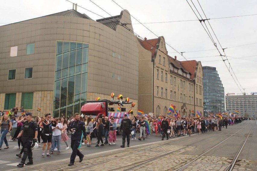 Poznań: Marsz Równości 2019. Tłumy przeszły przez miasto! Poznań znów był tęczowy [ZDJĘCIA, WIDEO]