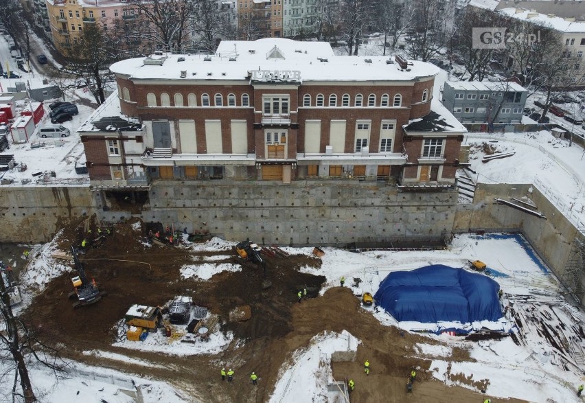 Prace przy przebudowie Teatru Polskiego w Szczecinie w zimowej scenerii. Zobacz zdjęcia