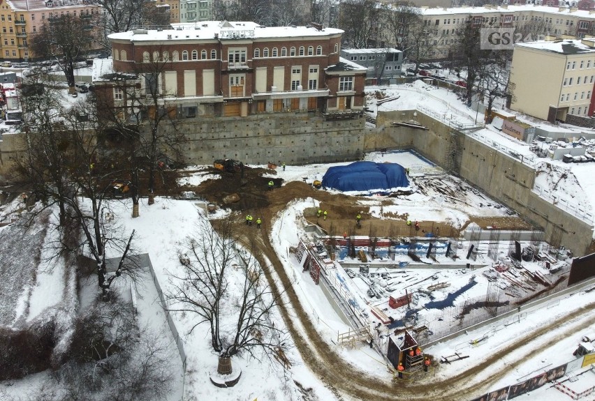 Prace przy przebudowie Teatru Polskiego w Szczecinie w zimowej scenerii. Zobacz zdjęcia