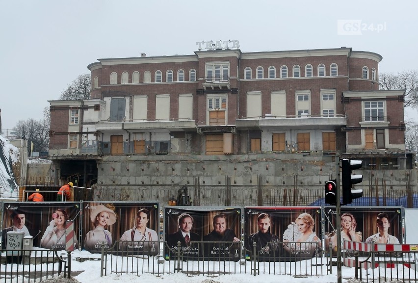 Prace przy przebudowie Teatru Polskiego w Szczecinie w zimowej scenerii. Zobacz zdjęcia