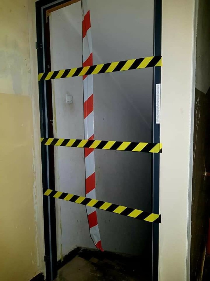 Zdjęcie ogłoszenia i zdemontowanych drzwi przy ulicy Nalewki