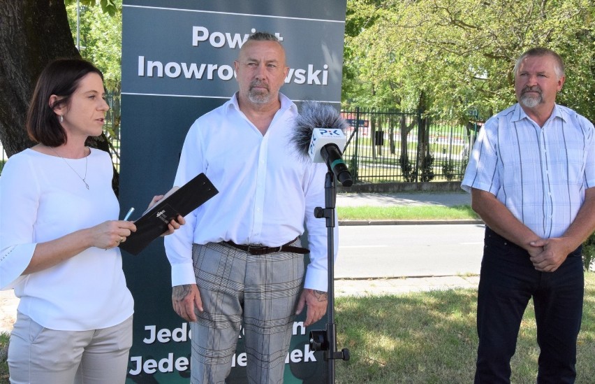 Inowrocław. Wyjazd z parkingu pod starostwem w lewo, w aleję Ratuszową niezgodny z prawem. Radny pyta mieszkańców, czy wprowadzać tam zmiany