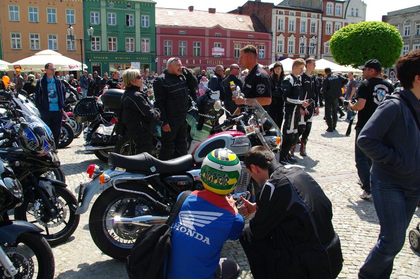 Pokaz średniowiecznych obyczajów i zlot motocyklistów na Rynku w Kościerzynie