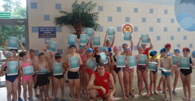 Dzieci, które uczestniczyły w szkółce pływackiej, otrzymały certyfikaty od instruktorów.