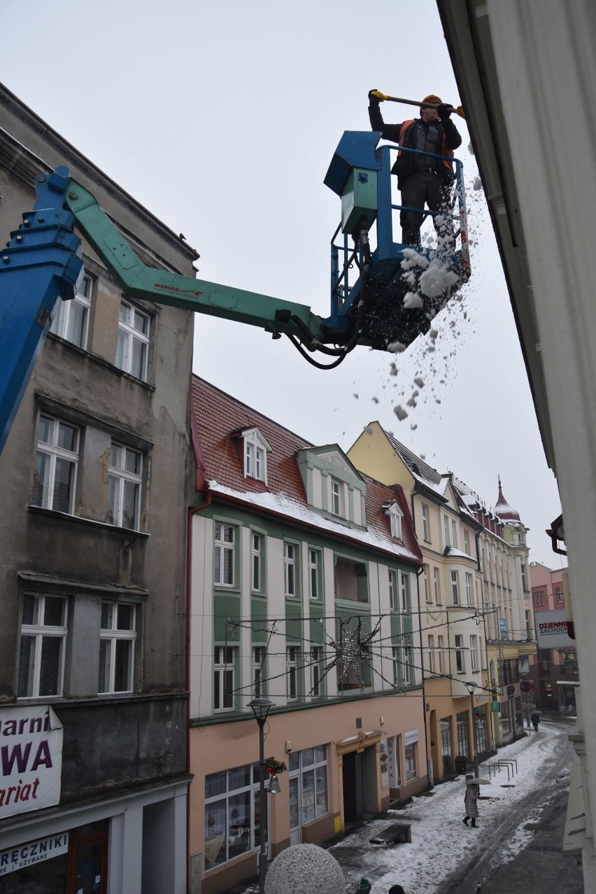 Odśnieżają dachy kamienic na deptaku w Rybniku