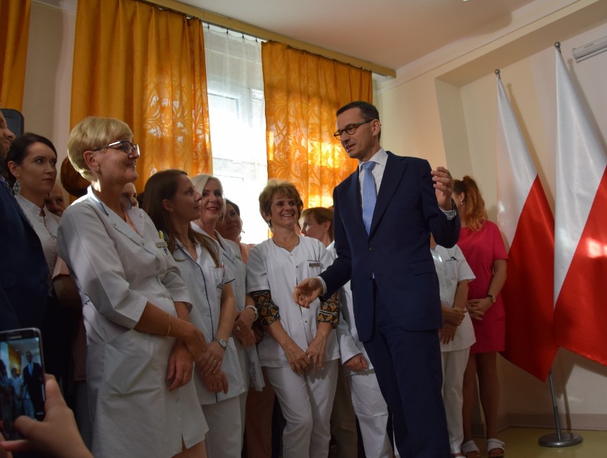 Premier Morawiecki w sokólskim szpitalu. Przywiózł promesę na zakup specjalistycznego sprzętu (zdjęcia)