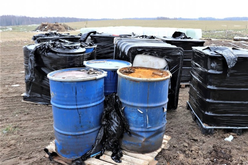 Policjanci zatrzymali mieszkańców powiatu augustowskiego podejrzanych o transport i składowanie odpadów