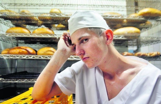 Mateusz Golba, piekarz z piekarni Boruta & Malanowski przy ul. Przemysłowej w Głogowie wody w pracy ma pod dostatkiem