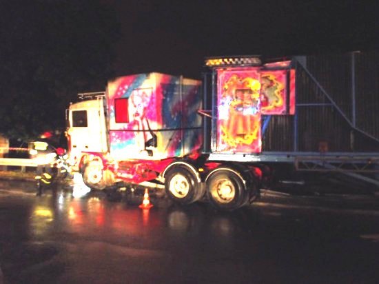 Ostrów: Ciężarówka należąca do cyrku staranowała barierki okalające rondo na ul. Wrocławskiej [FOTO]