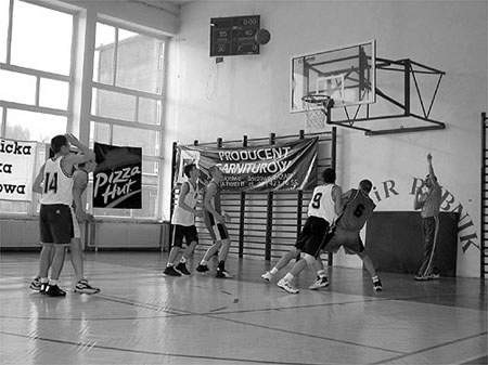 Koszykarze podczas pojedynku w hali MOSiR-u.  MARCIN KASPRZYK