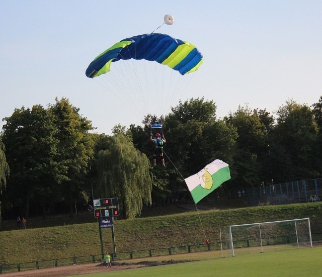 Chełmianka Chełm w niedzielę grała na swoim stadionie. W przerwie meczu na płycie boiska wylądowali spadochroniarze.