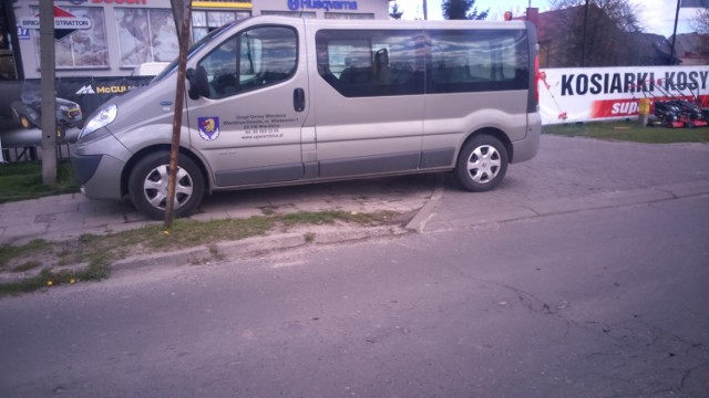 A tak parkują na chodniku urzędnicy w gm. Wierzbica. Co ciekawe, jak pisze czytelniczka, auto przejechało chodnikiem do końca i dopiero zjechało na ulicę.