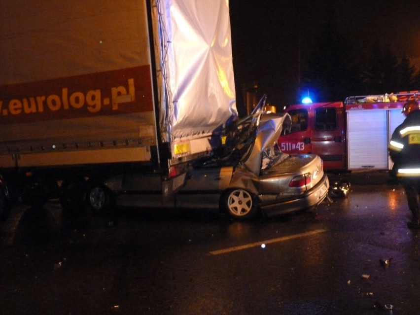 Tragiczny wypadek w Radomsku na ul. Jagiellońskiej. Trzy osoby nie żyją [ZDJĘCIA+FILM]