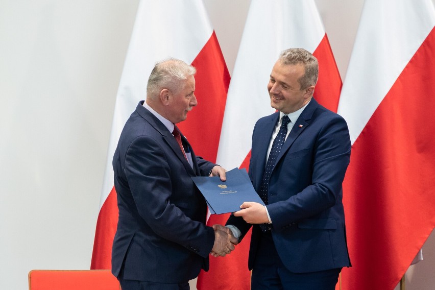 Wojewoda Mikołaj Bogdanowicz podpisał 36 umów z...