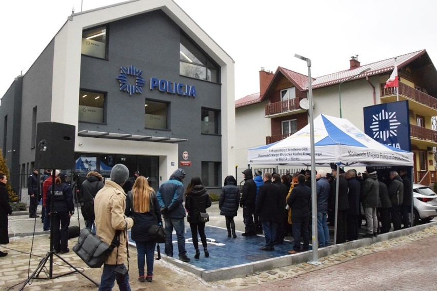 Komisariat policji w Szczyrku już otwarty [ZDJĘCIA]. Jest sala gimnastyczna, alkomat... we wtorek było poświęcenie.