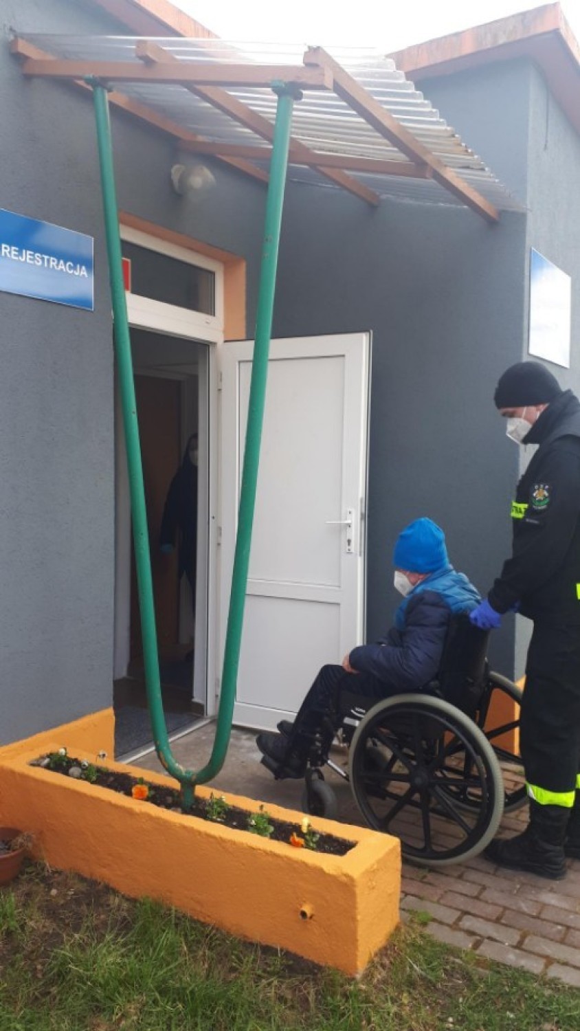 Gmina Darłowo: Strażacy znów pomogli przy transporcie do punktu szczepień 