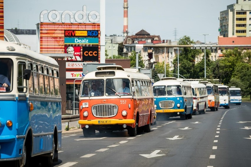 Zlot zabytkowych autobusów w Bydgoszczy. Wozy przejechały ulicami miasta [zdjęcia]