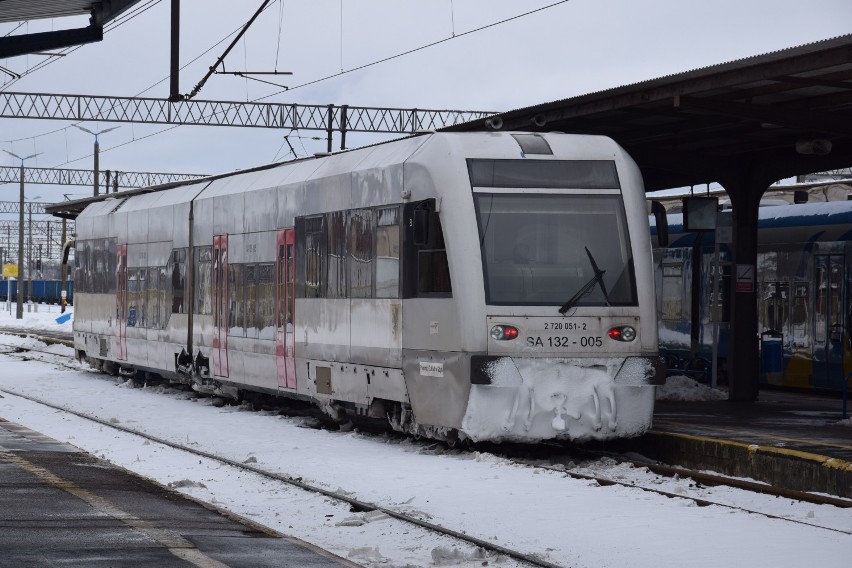 Pociągi w śnieżnej otoczce. Obrazki z dworca PKP w Szczecinku [zdjęcia]