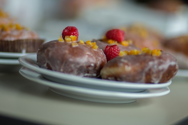 Tłusty Czwartek 2018. Przepisy na pączki: szybkie, łatwe, sprawdzone. Przepis na pyszne pączki z różą, jabłkiem, twarogiem