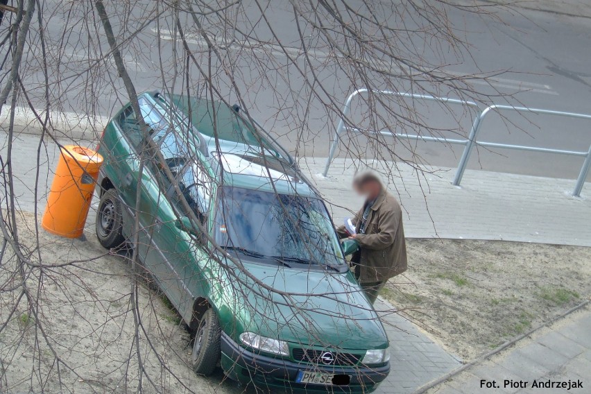 Dla tego pana ani chodnik, ani zieleń się nie liczy, ważne,...