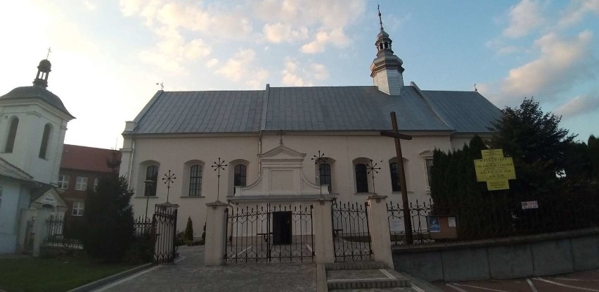Kościół  Podwyższenia Krzyża Świętego w Kazimierzy Wielkiej, jakiego nie znacie. Zobacz, jak się zmieniał na przestrzeni lat  [ZDJĘCIA}