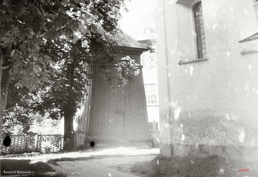 13 sierpnia 1953. Kazimierza Wielka. Dzwonnica przy kościele...