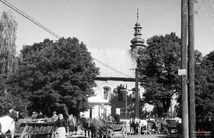 13 sierpnia 1953. Kazimierza Wielka. Kościół Podwyższenia...