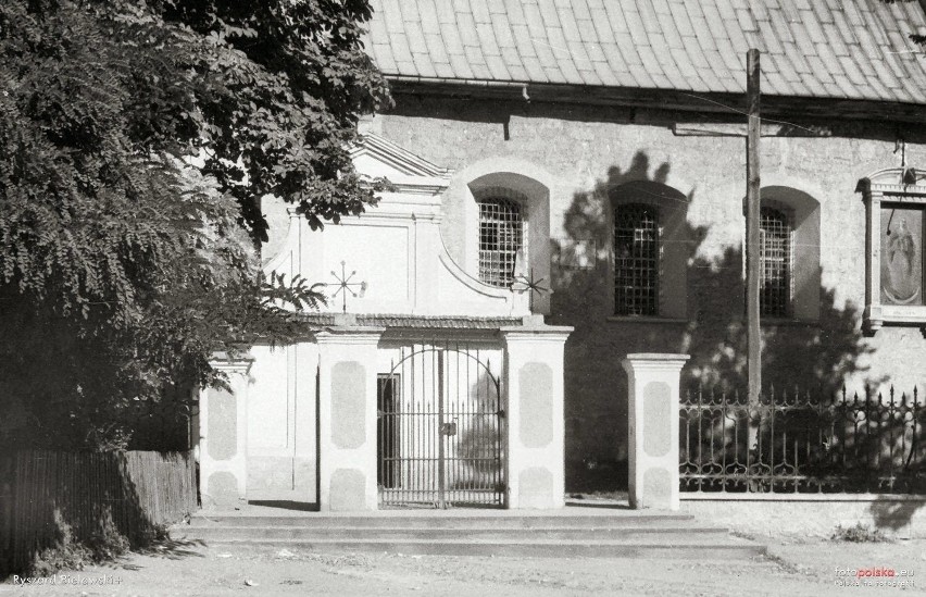 13 sierpnia 1953. Kazimierza Wielka. Wejście do kościoła...