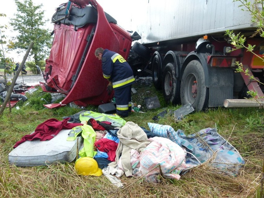 Wypadek w Podlesiu. Zderzenie czołowe dwóch tirów. Droga 483...