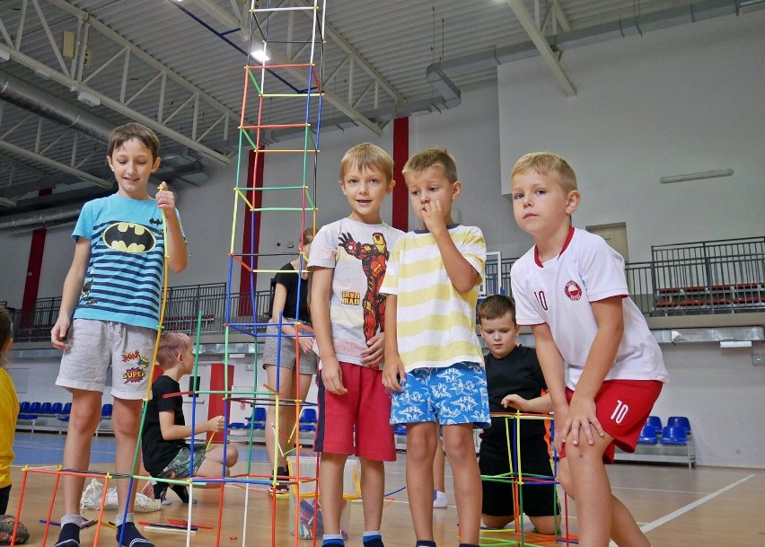 Trwają sportowe półkolonie "Wspinaj się i graj" w Powiatowej Hali Sportowej w Radomsku ZDJĘCIA
