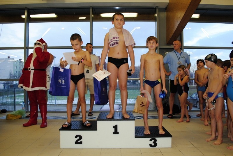 Na pływalni Złota Rybka: W mikołajkowych zawodach wystartowało ponad 200 dzieciaków