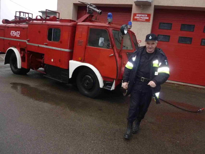 Cewice: Babcia odjechała do Pruszcza. Auto strażackie z Cewic odjechało na emeryturę