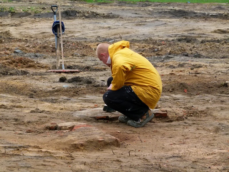 Archeolodzy na placu Wolności [zdjęcia]