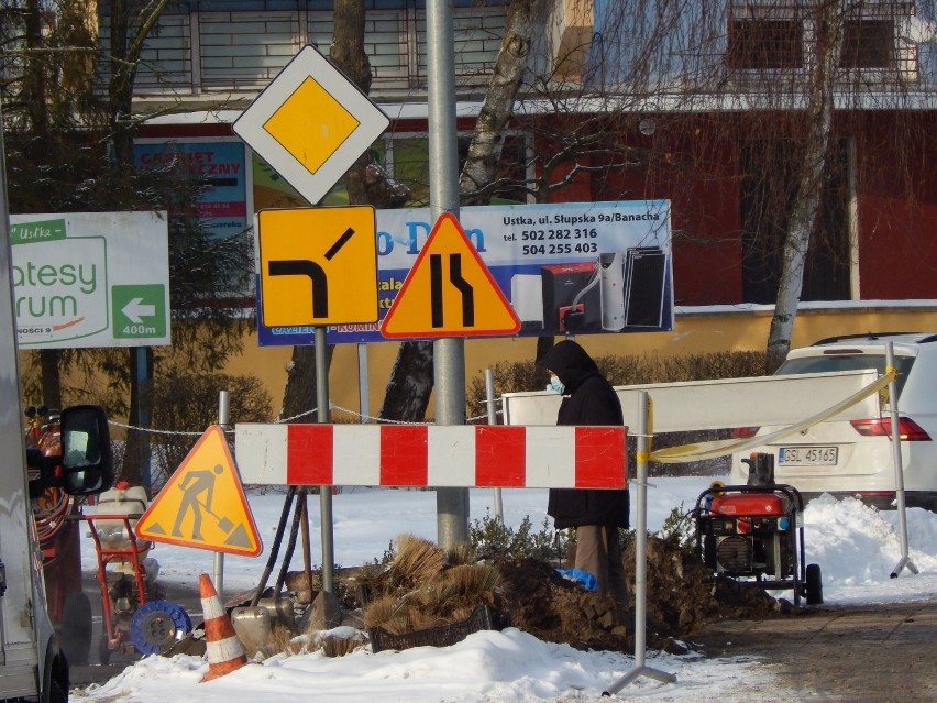 Usuwanie awarii rury ciepłowniczej na placu Dąbrowskiego w...