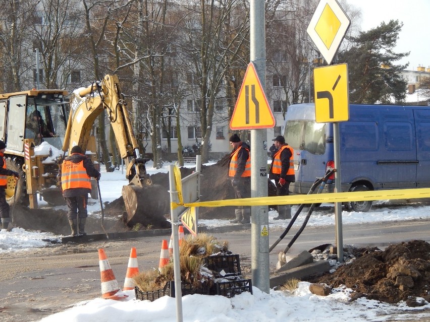 Usuwanie awarii rury ciepłowniczej na placu Dąbrowskiego w...