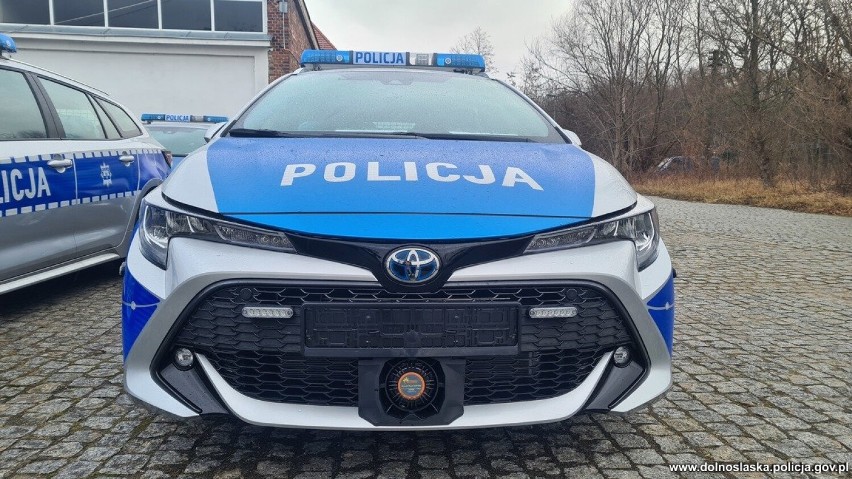 Policja prezentuje nowe radiowozy. Hybrydowe toyoty trafią do komend na Dolnym Śląsku