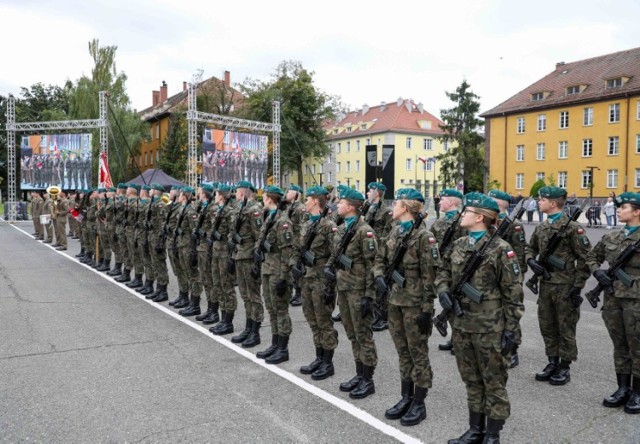 We Wrocławiu zamknięta została Akademia Wojsk Lądowych. Wszystko przez zagubiony pistolet VIS 100. Obecnie trwają poszukiwania zguby. Na miejscu pracuje Żandarmeria Wojskowa.