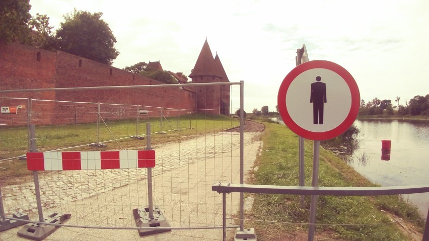 Malbork. Przebudowa bulwaru już się rozpoczęła [ZDJĘCIA]. Firma zdarła starą nawierzchnię na części promenady