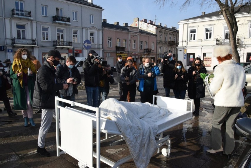 Przerażający widok na Placu Wolności w Kielcach! Ludzie pytają: "Tam naprawdę są zwłoki, czy to jakiś żart"? Wyjaśniamy