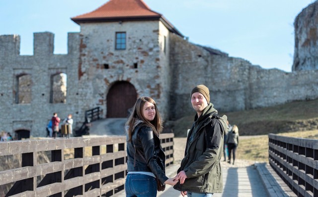 W słoneczną pogodę zamek w Rabsztynie jest oblegany przez turystów