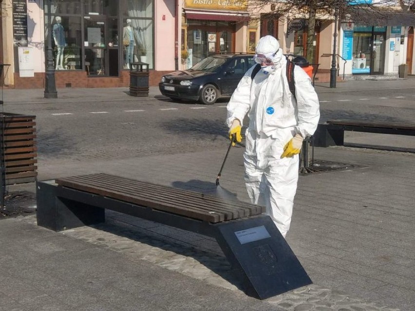 Akcja dezynfekcyjna w Oświęcimiu. W związku z epidemią koronawirusa odkażone zostały przystanki, ławki w parkach, poręcze [ZDJĘCIA]