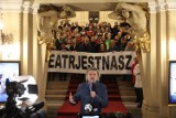 Kraków. "Teatr jest nasz". Aktorzy i pracownicy Teatru Słowackiego murem za dyrektorem Krzysztofem Głuchowskim ZDJĘCIA