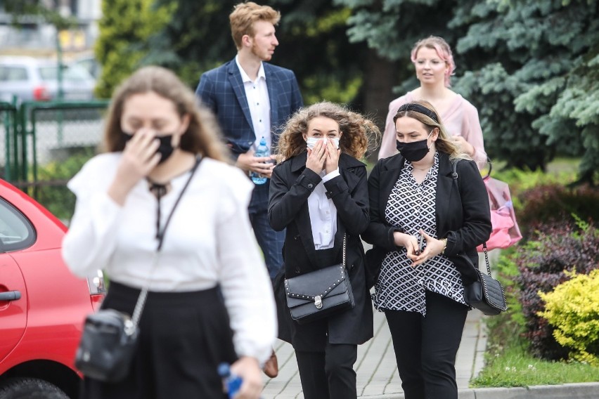 Elegancki strój maturalny w tym roku musiała uzupełniać...