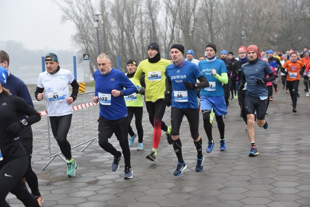 W sobotę odbył się czwarty Toruński Bieg Wolności - ostatni w edycji 2019/20. Z okazji rocznicy powrotu Torunia do wolnej Polski było wyjątkowo uroczyście. Nagrody najlepszym wręczał prezydent miasta Michał Zaleski. Imprezę zorganizowało Stowarzyszenie Run Toruń, we współpracy z urzędem miasta. Zobaczcie zdjęcia z trasy!

Zobacz także: Sandecki Saxophonist Live w Arsenal Prestige Club. Zobaczcie najnowsze zdjęcia z imprezy!